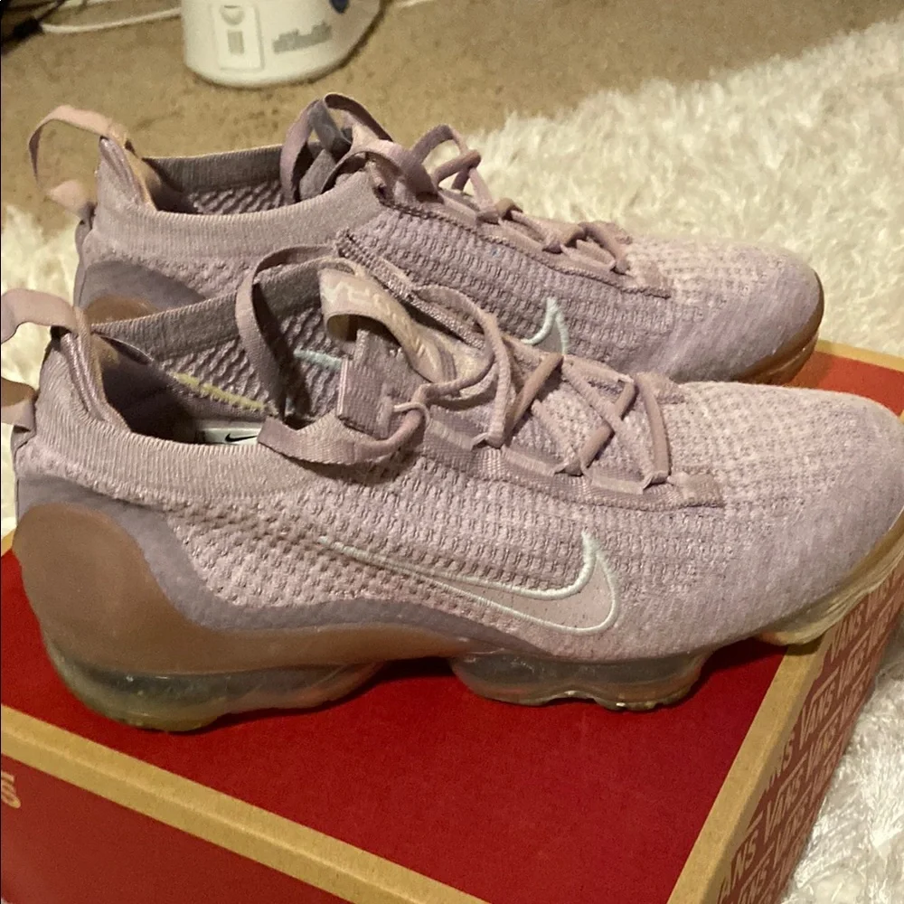 Nike Vapormax Purple Athletic Shoes with Knitted Fabric and Low-Top Design - Picture 2 of 5